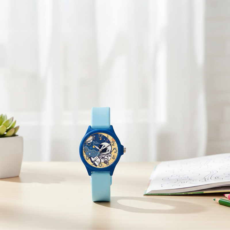Детские часы с крутым циферблатом в стиле космонавта, светло-голубым силиконовым ремешком, кварцевым механизмом, легкосплавным стеклом и аксессуаром для приключений. - Virtue